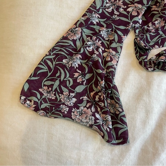 Floral wavy crop top with open back and slit in front - Picture 6 of 9